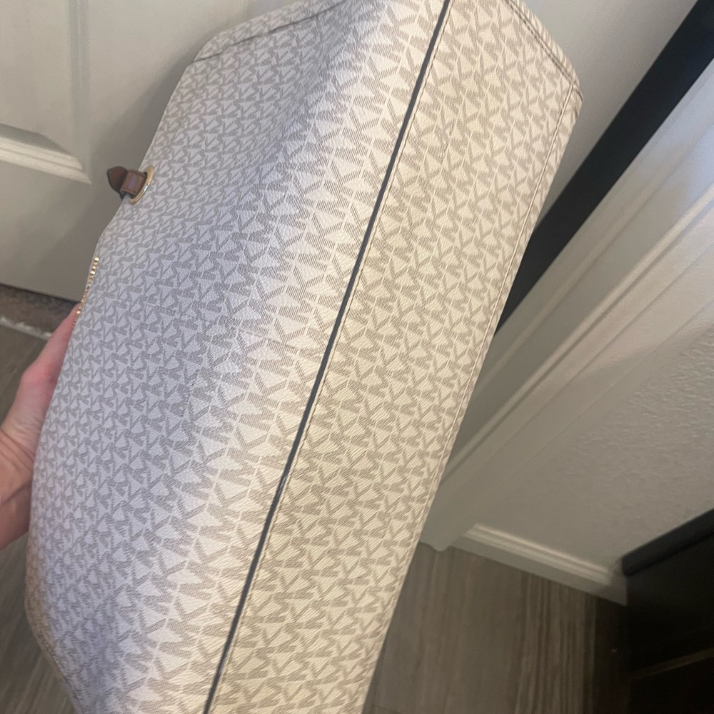 Michael Kors purse - Picture 6 of 8